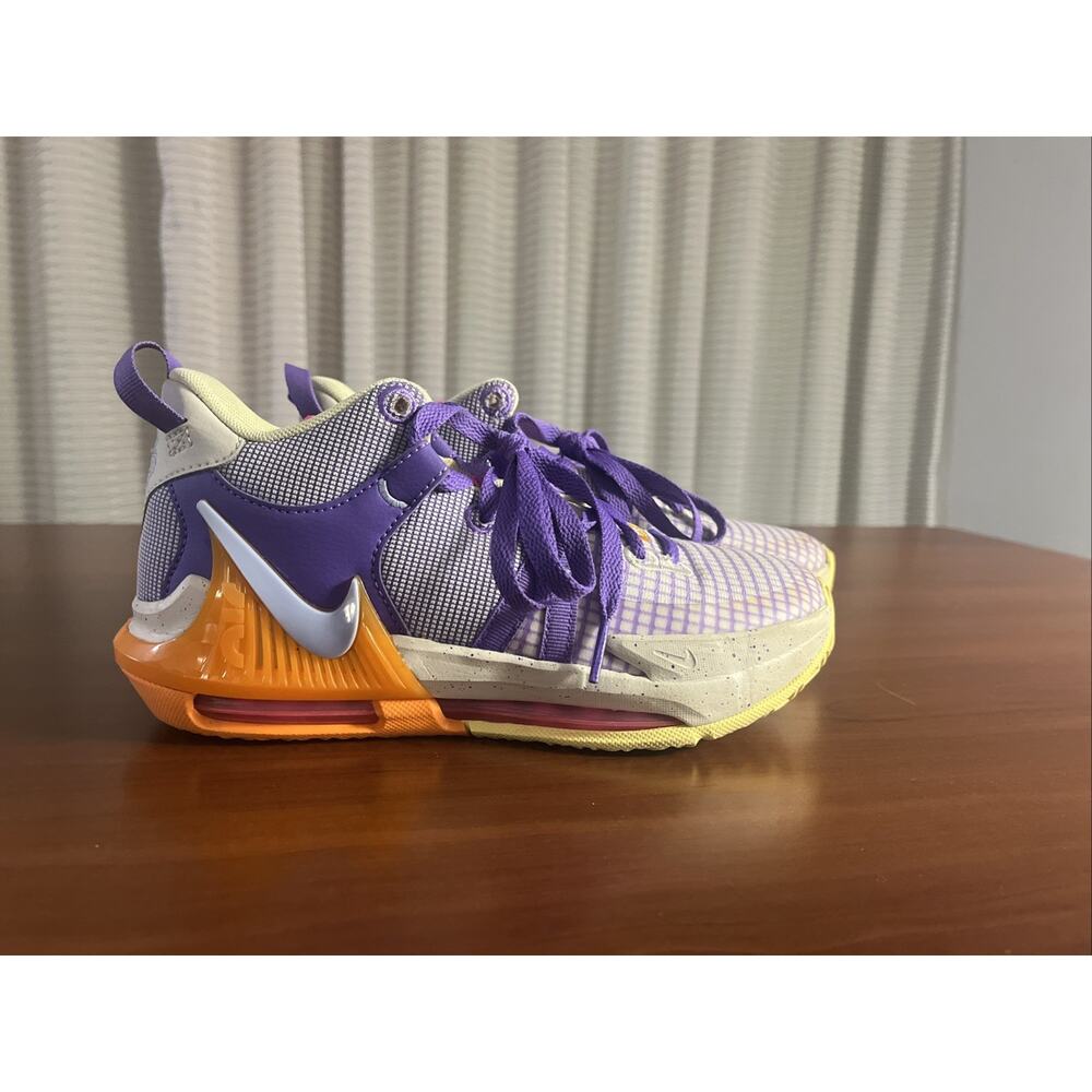 Nike Boys LeBron James Witness 7 Basketball Shoes Size 4Y Purple Gold Lakers - Picture 8 of 10